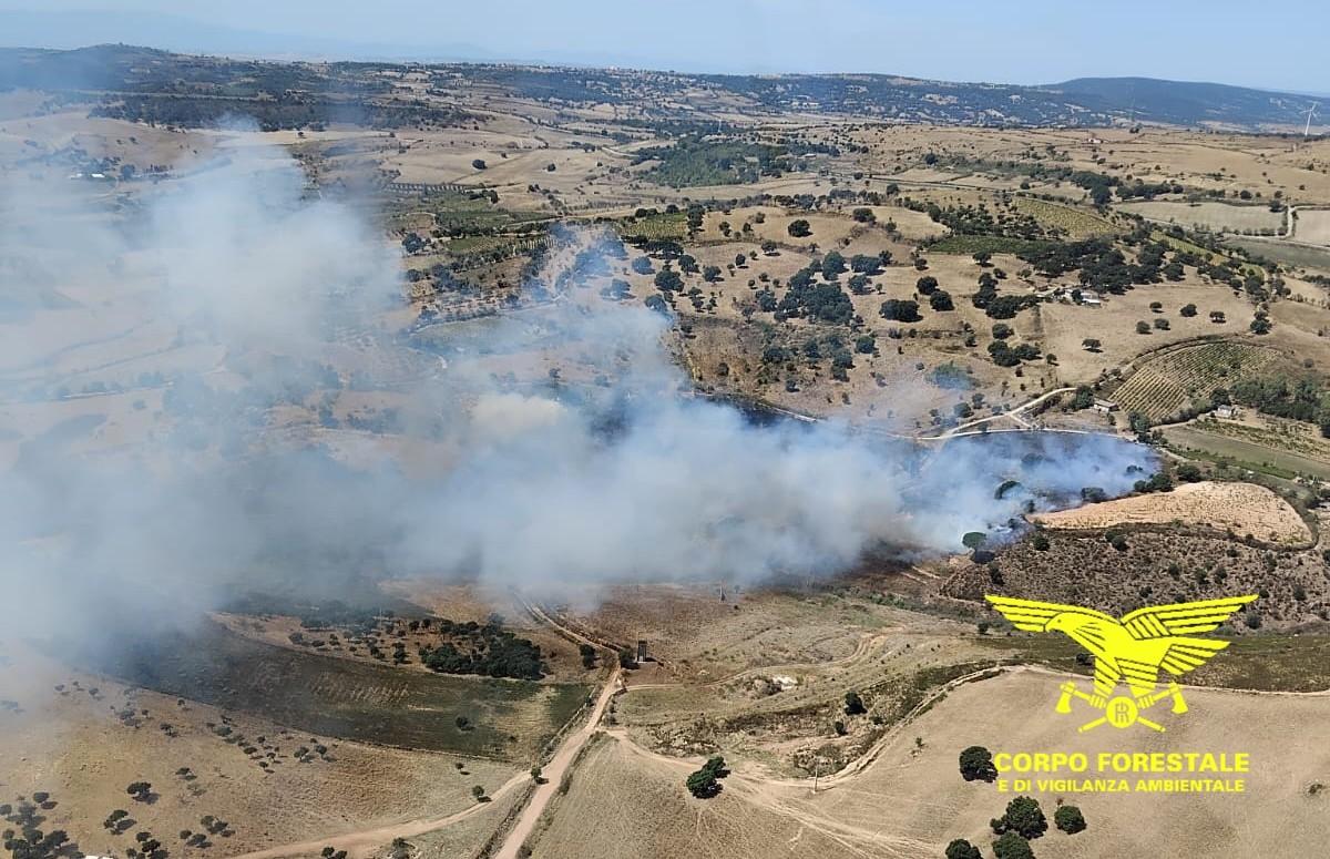 Domenica di fuoco in Sardegna: 15 incendi, a Nurri elicotteri e Super Puma