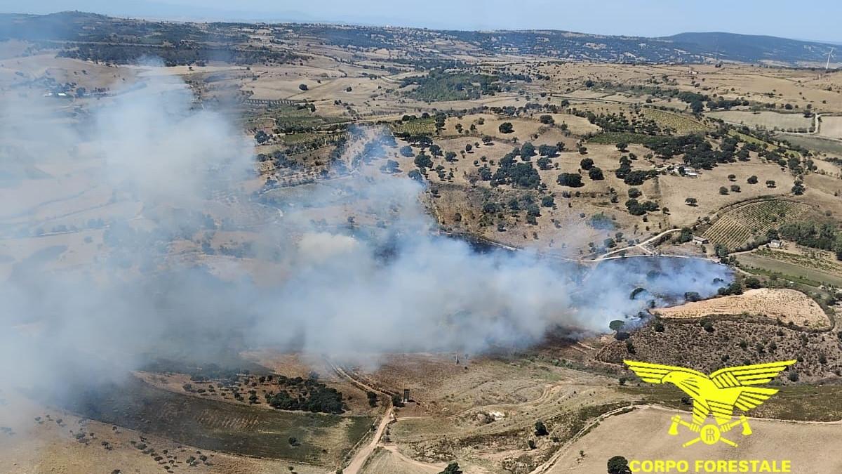Domenica di fuoco in Sardegna: 15 incendi, a Nurri elicotteri e Super Puma