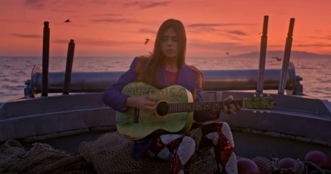 
	Lucio Corsi sulla paranza nel video della canzone "Cosa faremo da grandi?"&nbsp;

