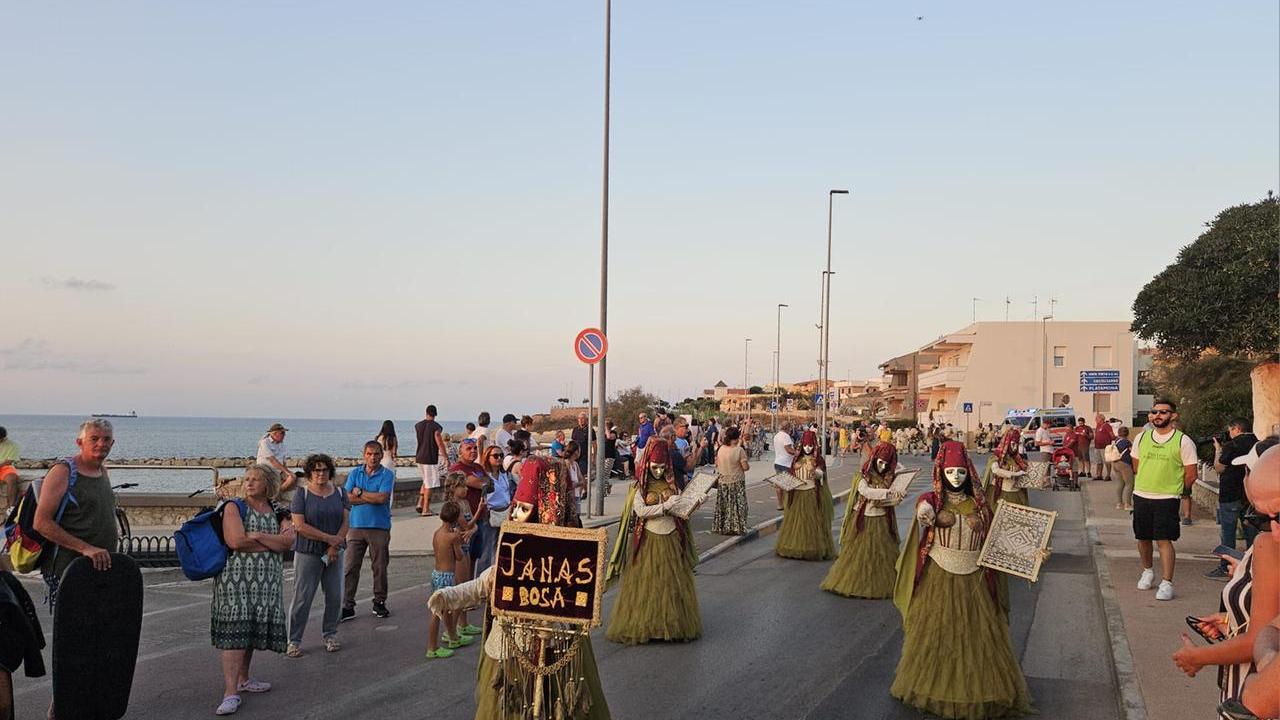 A Porto Torres sfila la bellezza delle maschere sarde