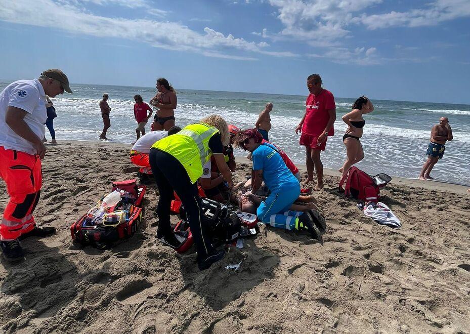 Marina di Vecchiano, arresto cardiaco sulla spiaggia: turista salvato dai volontari