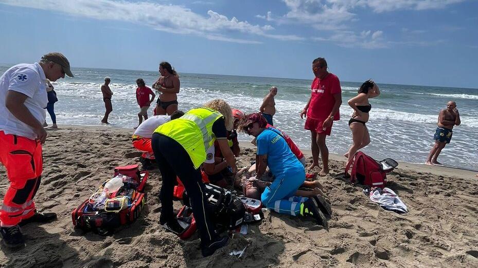 Marina di Vecchiano, arresto cardiaco sulla spiaggia: turista salvato dai volontari