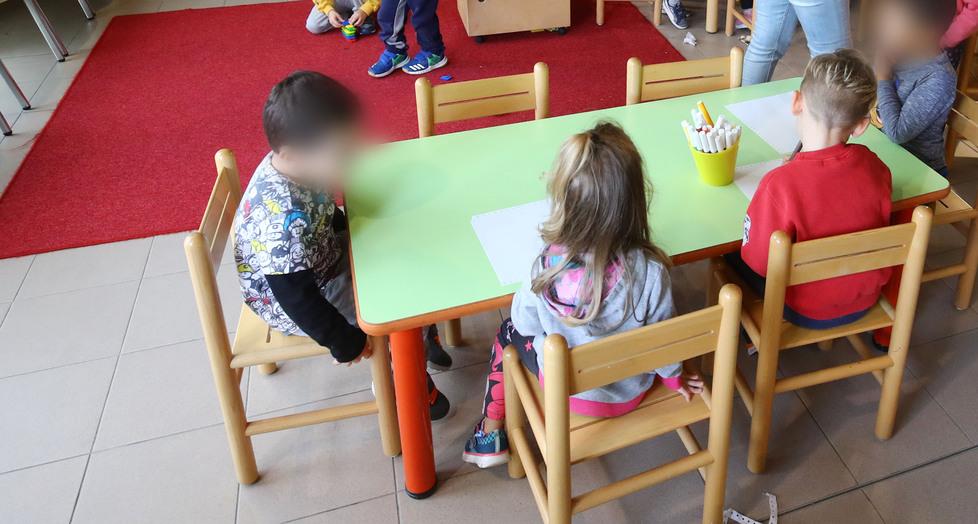 Abusi sui bambini dell’asilo nel Ferrarese. I genitori: «Personale inaffidabile»