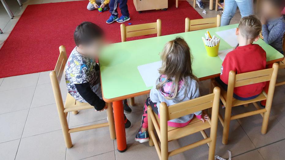 Abusi sui bambini dell’asilo nel Ferrarese. I genitori: «Personale inaffidabile»