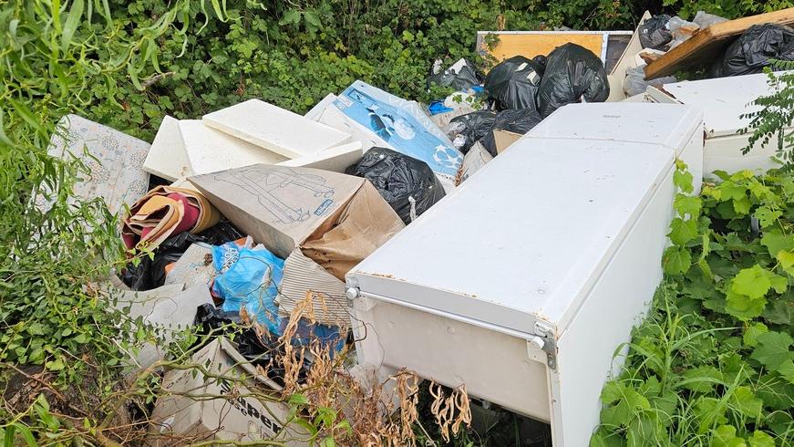 Microdiscariche nelle case vuote a Berra: le bonifiche pubbliche continuano