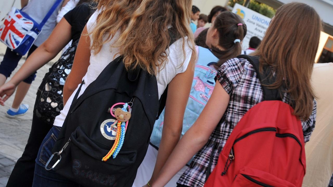 «Libri e zaini, per ogni studente una stangata da 1300 euro»