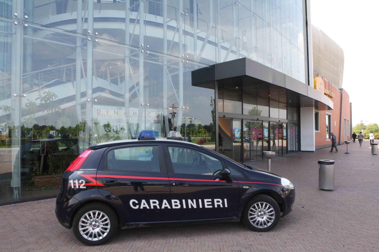 Aggredito con coltello nei pressi dei Petali: 34enne ferito, indagano i carabinieri