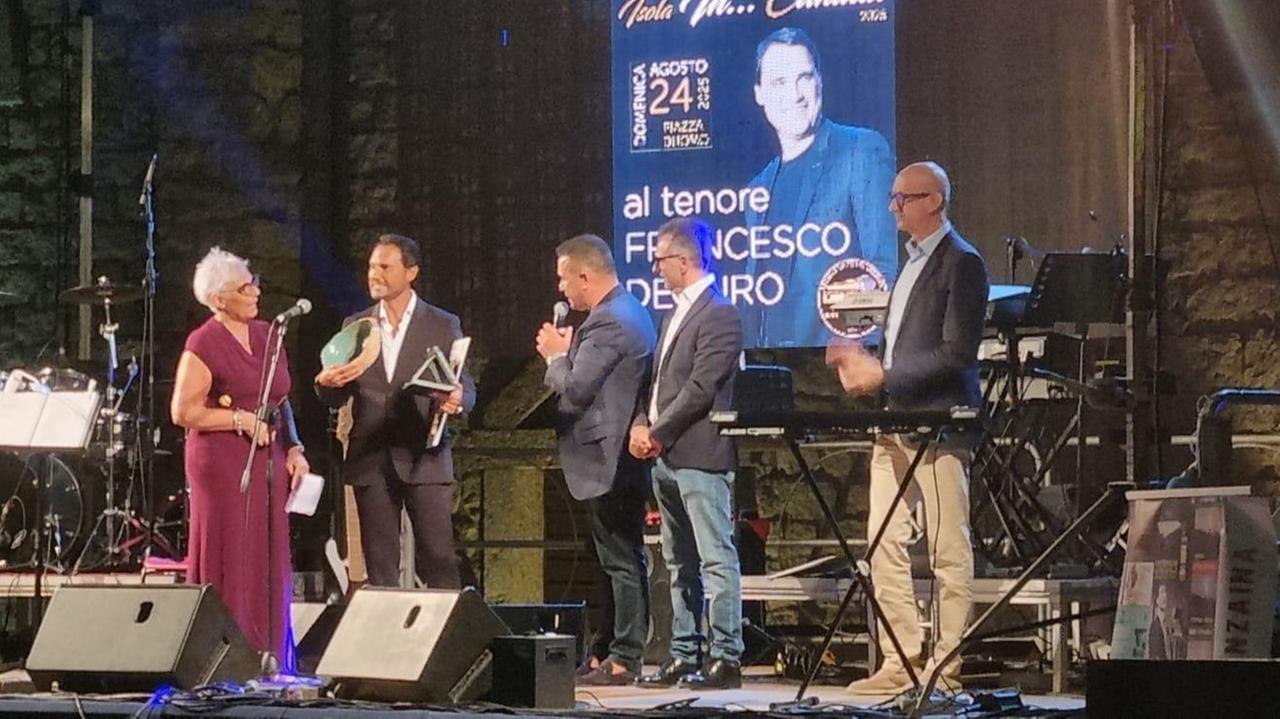 
	La consegna del riconoscimento al tenore Francesco Demuro

