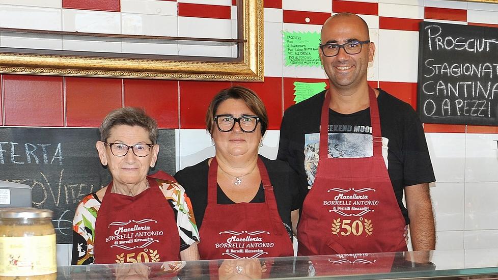 Alessandro e Silvia Borrelli con la madre Luciana Costi nella macelleria norcineria Borrelli