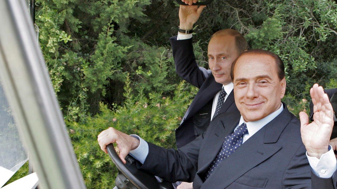 Villa Certosa, finisce l’era Berlusconi: tutti gli ospiti della residenza di Porto Rotondo – LE FOTO