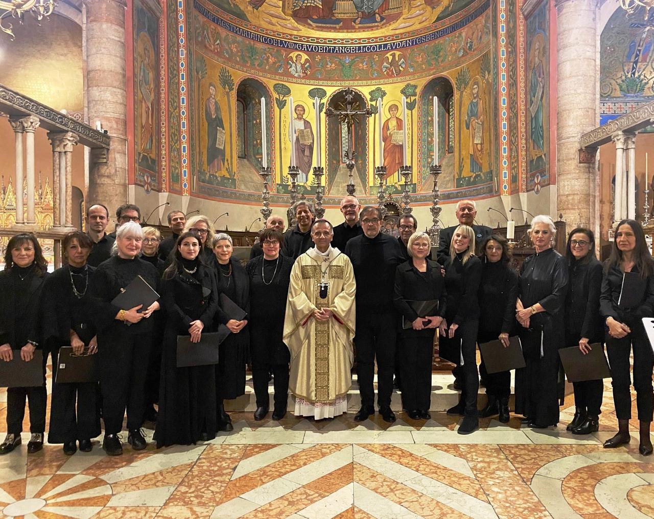 
	La Cappella Musicale con il vescovo Castellucci

