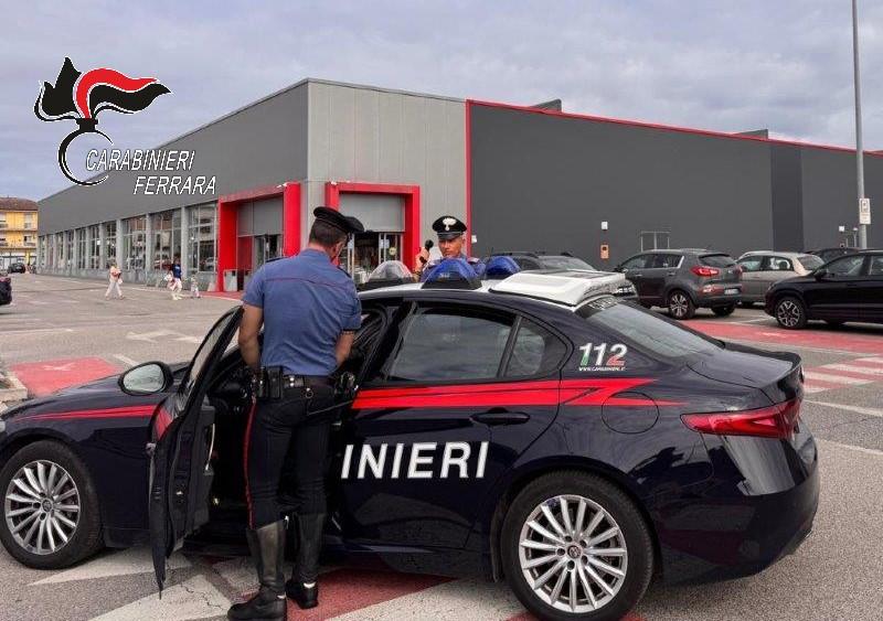 Ruba cosmetici e alimenti, 22enne arrestato a Cento