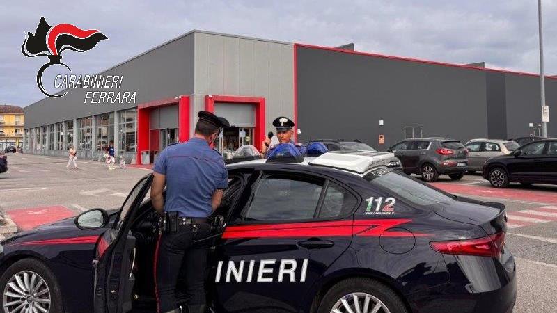 Ruba cosmetici e alimenti, 22enne arrestato a Cento