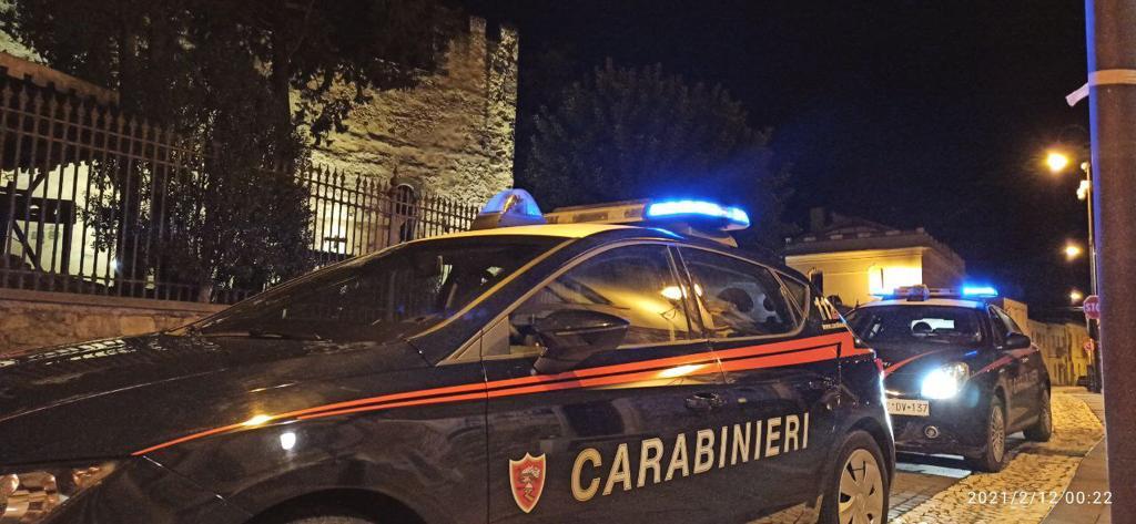 Furia in famiglia: 29enne aggredisce i genitori e danneggia l’auto della madre