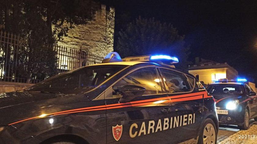 Furia in famiglia: 29enne aggredisce i genitori e danneggia l’auto della madre