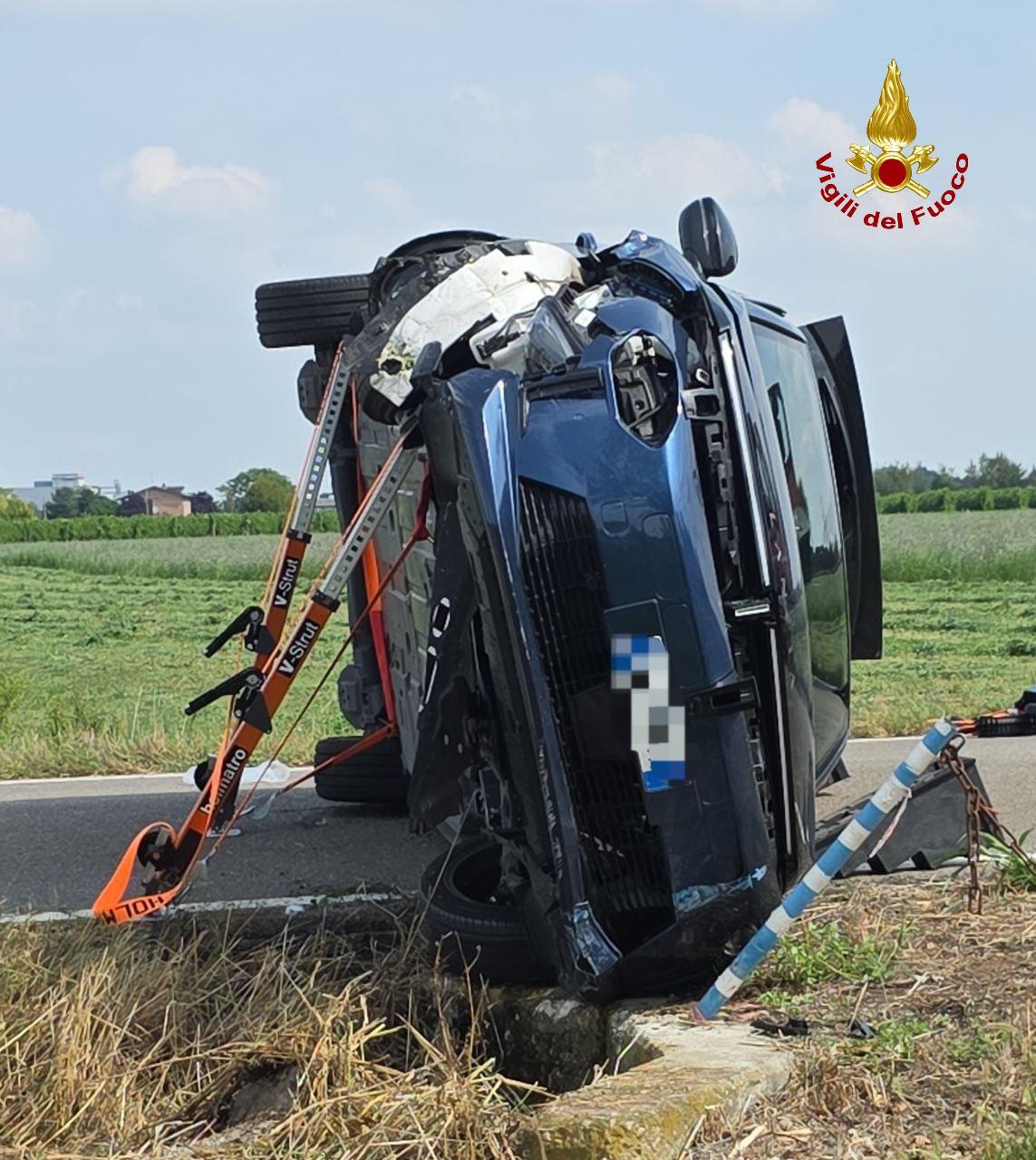 Incidente in via Comparoni: auto fuori strada, una donna ferita
