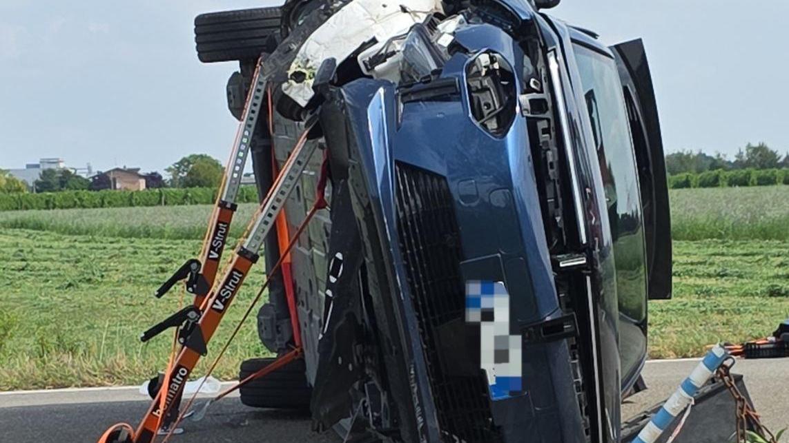 Incidente in via Comparoni: auto fuori strada, una donna ferita
