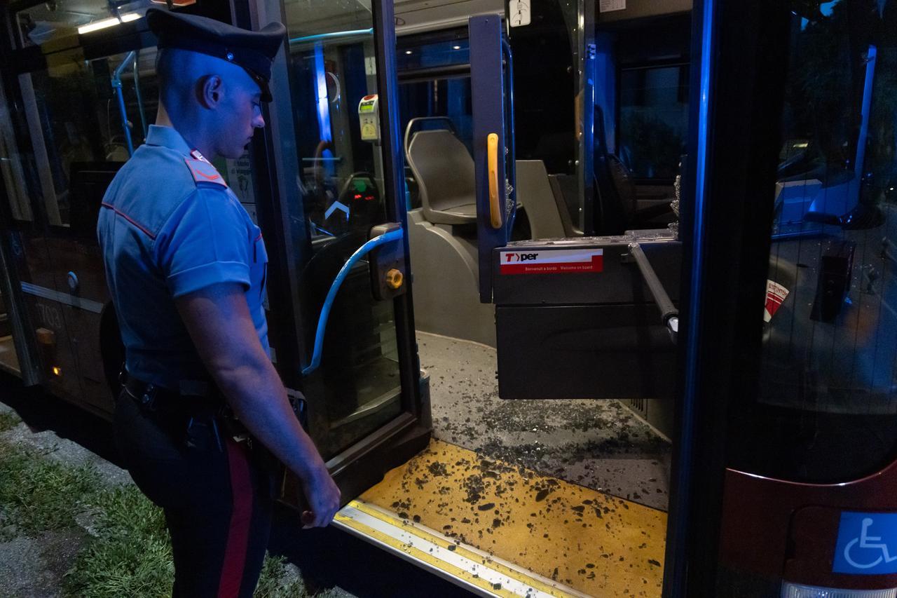 
	Il vetro della cabina ridotto in pezzi (foto Filippo Rubin)


