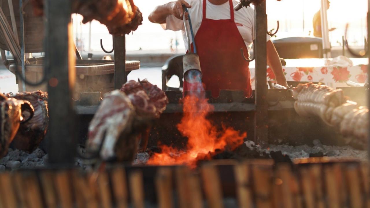 «No a porcetto e puzza di fritto sul lungomare, non è decoroso per Alghero»