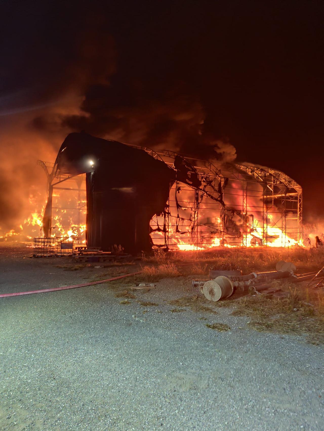 Incendio a Settepolesini, cinque hangar distrutti dalle fiamme