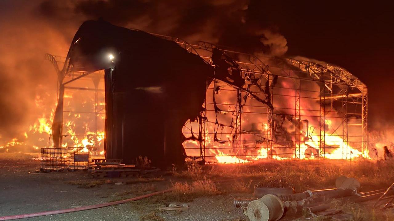 Incendio a Settepolesini, cinque hangar distrutti dalle fiamme