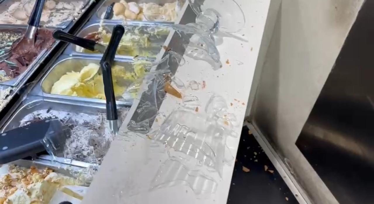 Poco gelato nel cono del figlio, cliente aggredisce negoziante a Ferrara