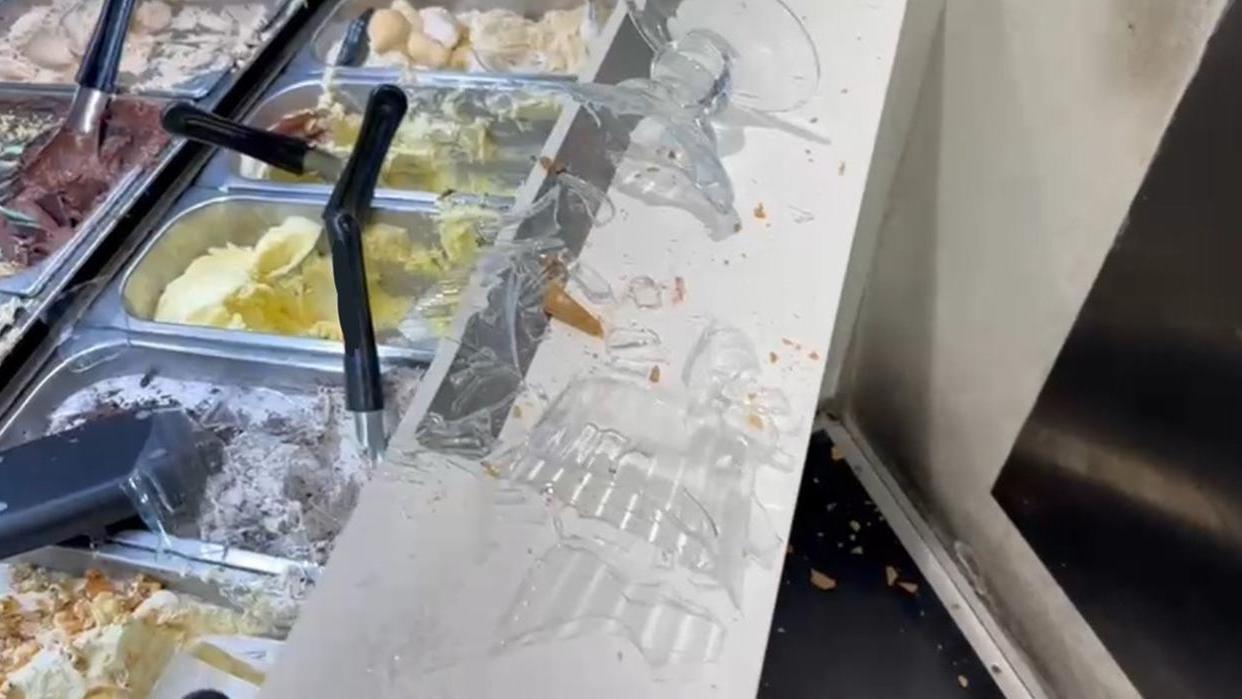 Poco gelato nel cono del figlio, cliente aggredisce negoziante a Ferrara