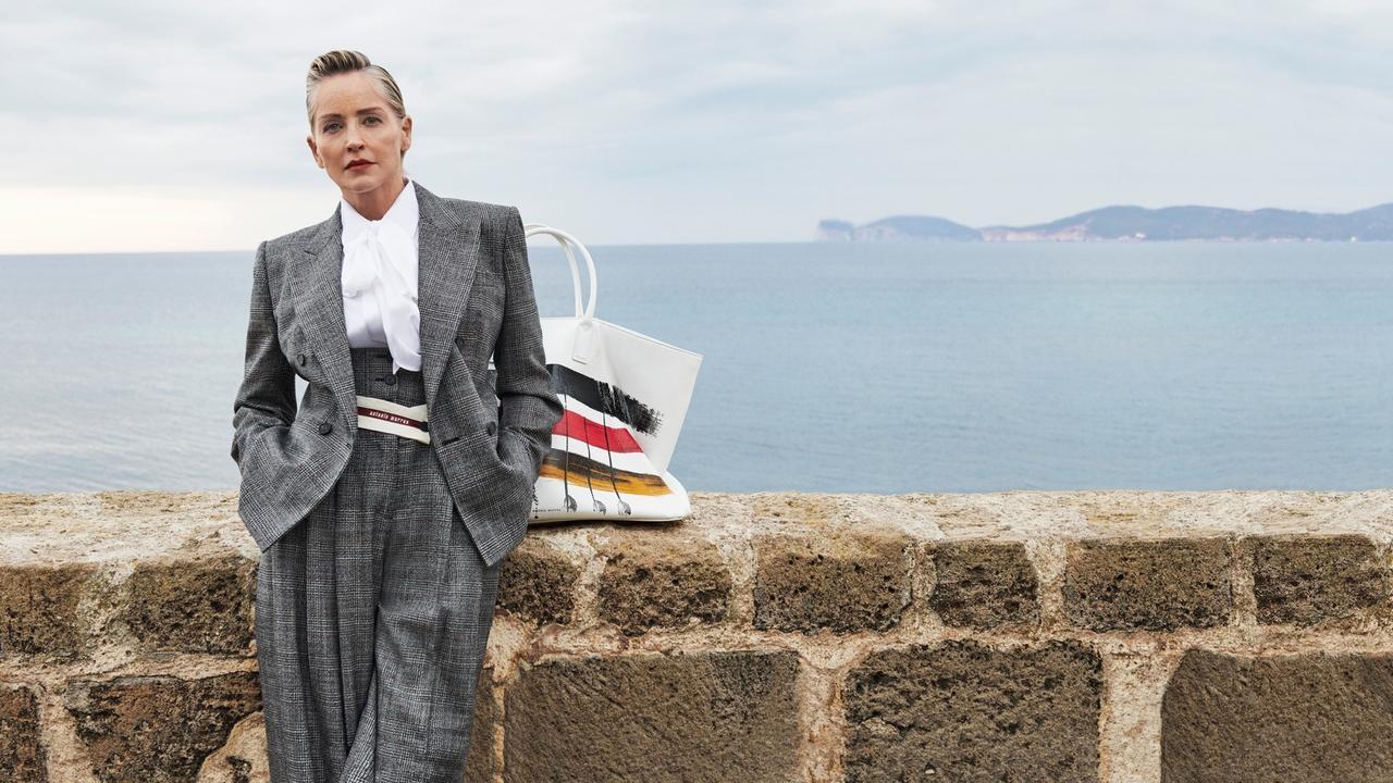 Il fascino di Sharon Stone ad Alghero: le prime foto della nuova collezione di Antonio Marras