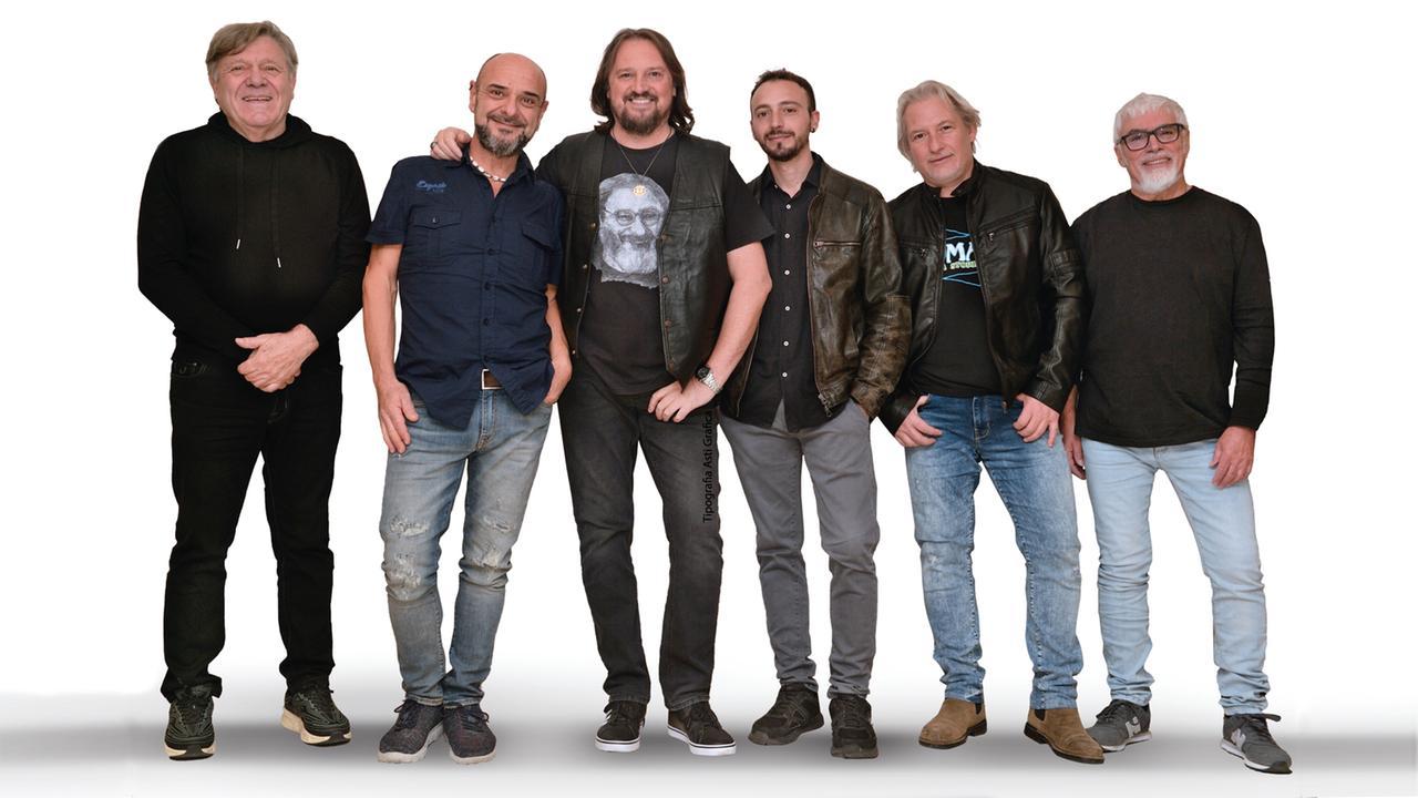 I Nomadi in concerto a Reggiolo. Beppe Carletti: «Lì uno degli ultimi con Augusto: siamo così perché siamo nati vicino al Po. Oggi? Sono tutte meteore».