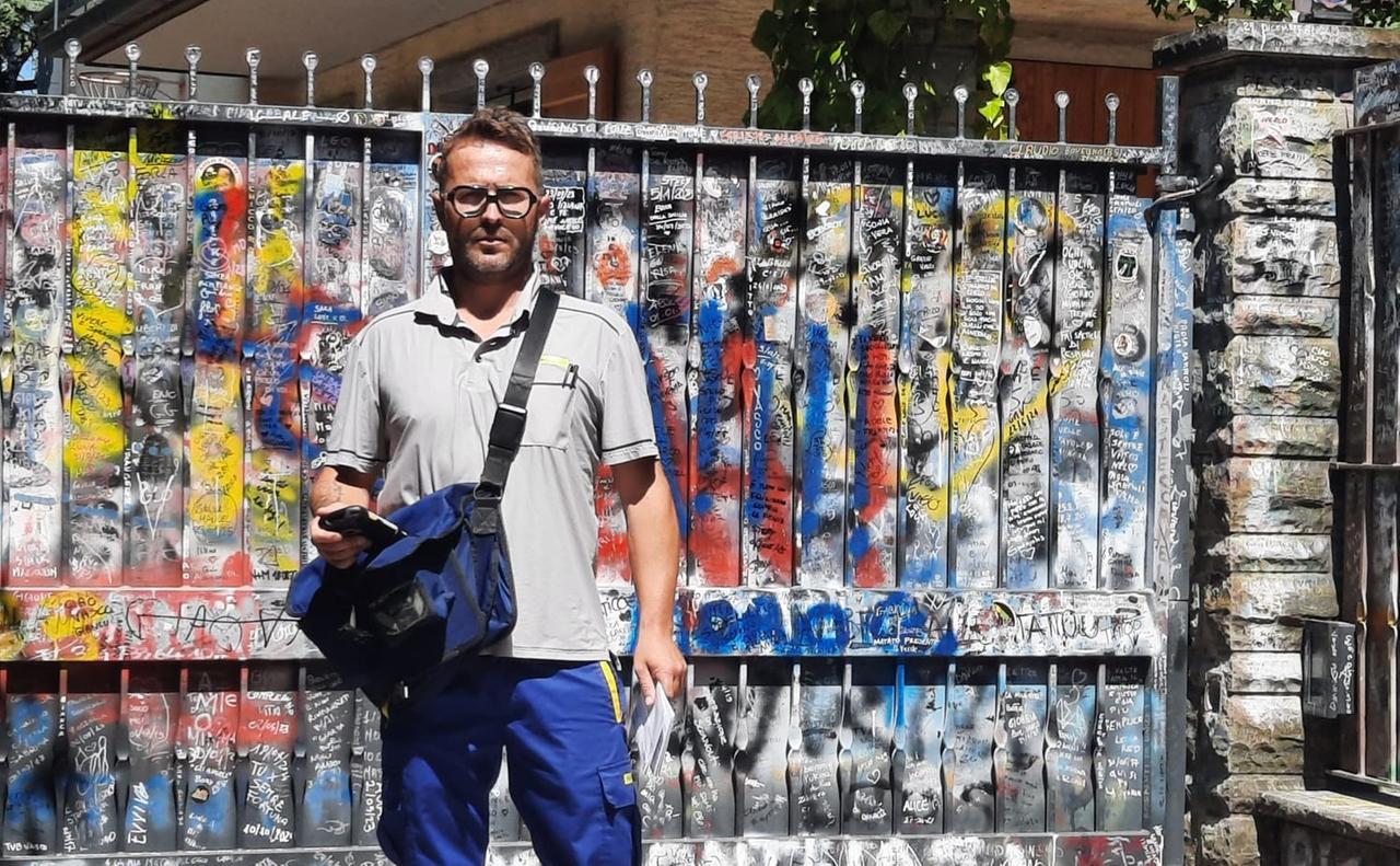 
	Christian Rubini davanti alla casa di Vasco

