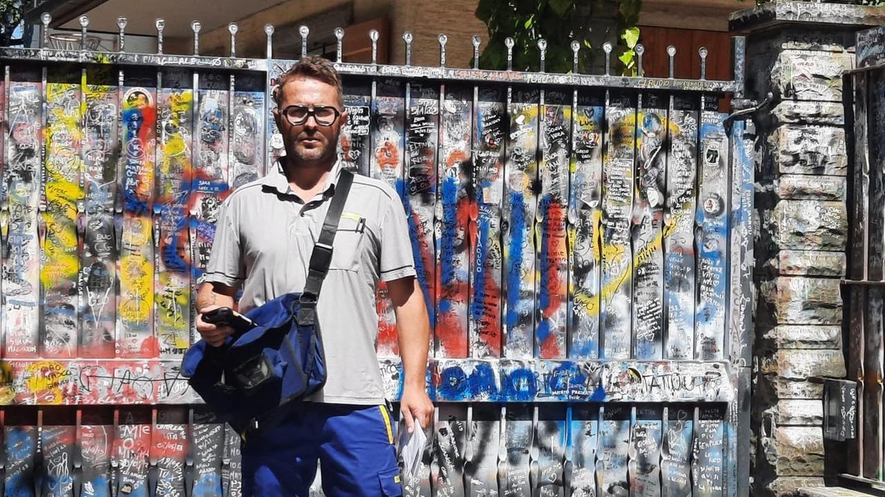 Christian Rubini davanti alla casa di Vasco