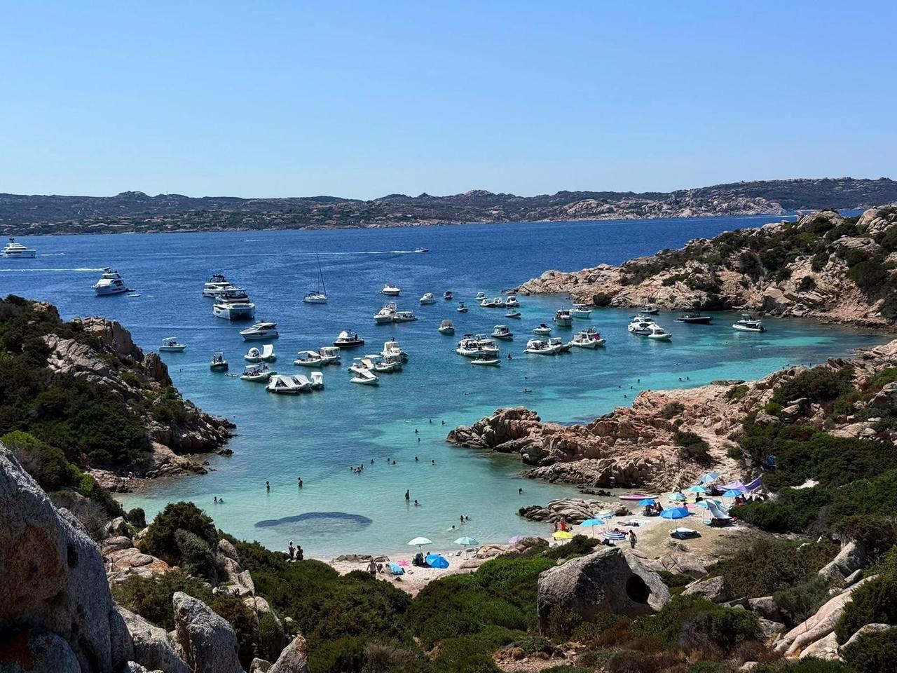 
	Yacht davanti a Cala Coticcio (foto Gp Carcangiu)

