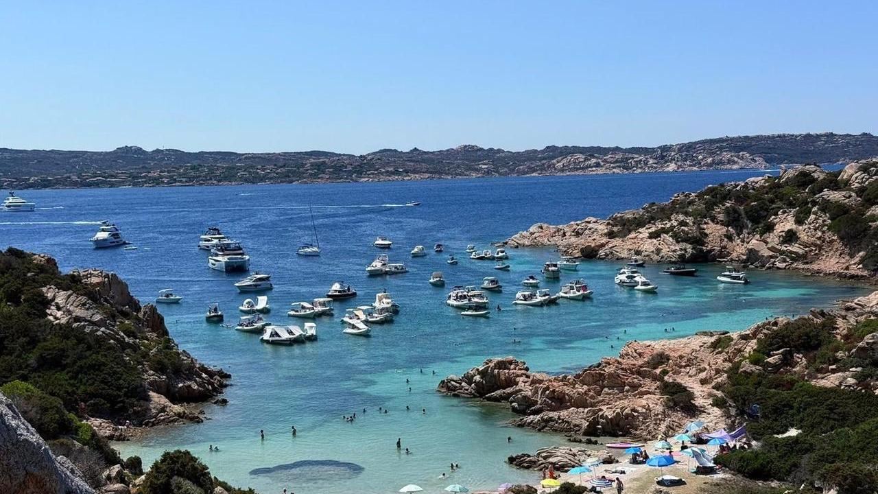 Yacht davanti a Cala Coticcio (foto Gp Carcangiu)