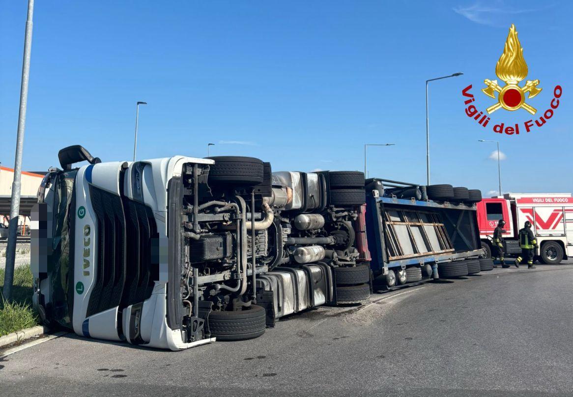 L'autotreno ribaltato nella zona industriale di Pisa