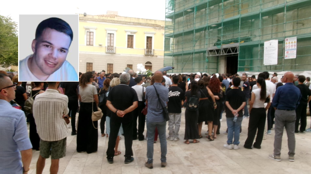 Straziante addio di Sinnai a Matteo Lai, il 18enne morto dopo la caduta dallo scooter