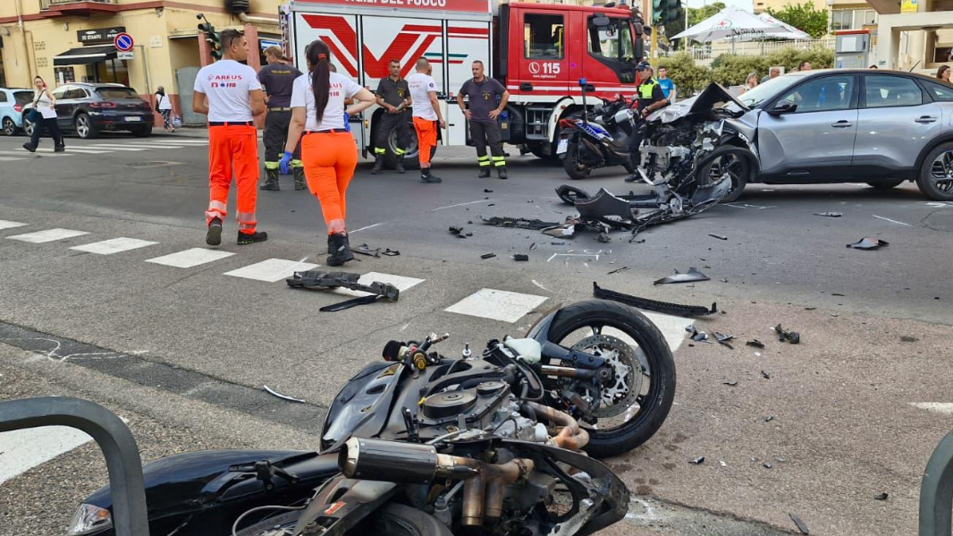 Violento schianto moto-auto: ferito il centauro