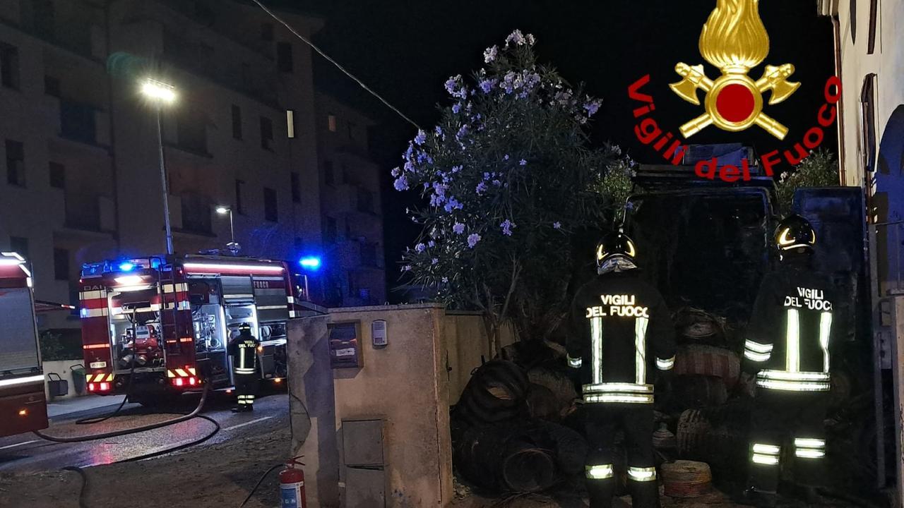 Furgone in fiamme danneggia un’abitazione: una donna all’ospedale
