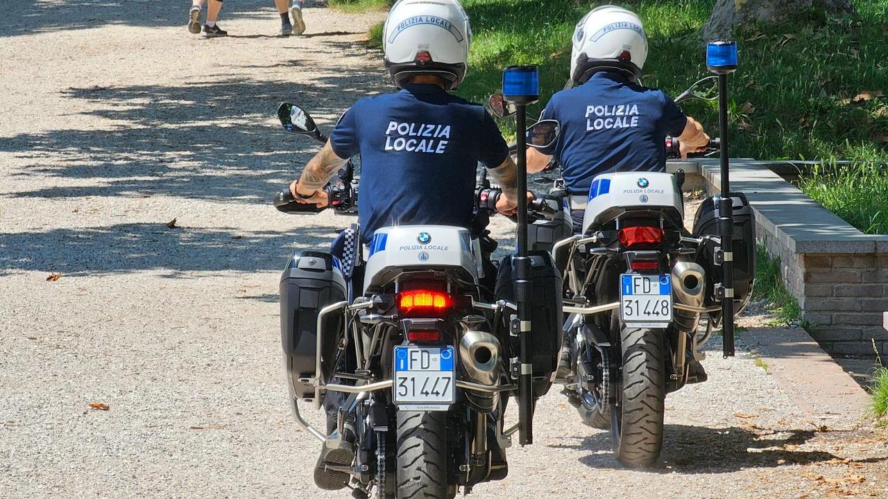 Al lavoro da irregolare, scatta l’espulsione. Il medico: «No al Cpr» e scatta la bufera