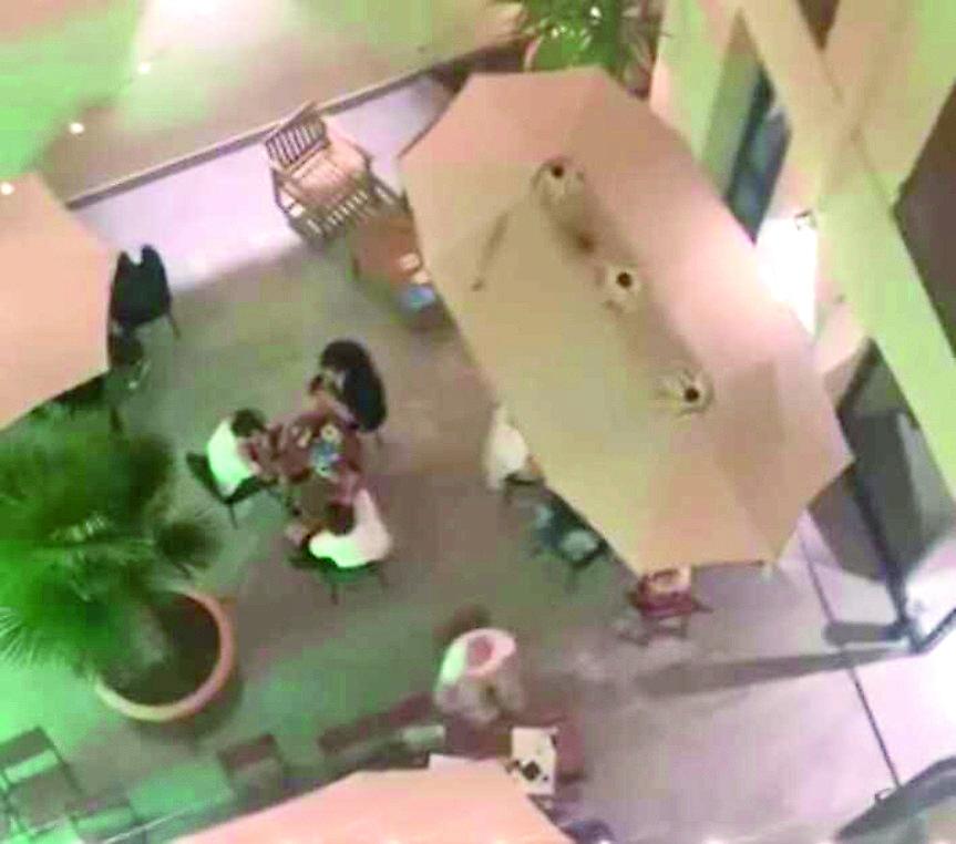 Correggio, cocktail bar nel cortile di casa: partono le denunce degli inquilini
