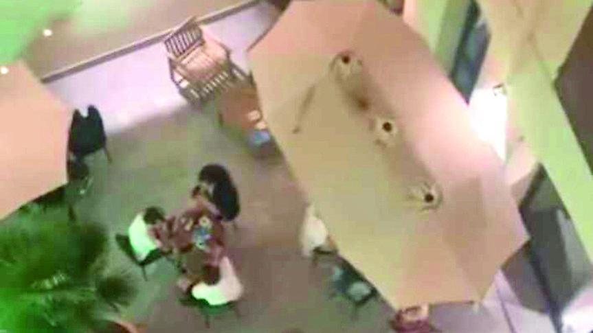 Correggio, cocktail bar nel cortile di casa: partono le denunce degli inquilini