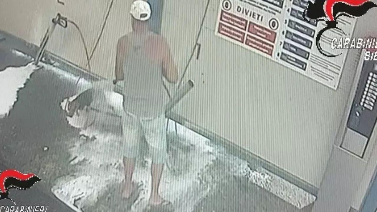 Lava il cane all’autolavaggio: 57enne denunciato dopo la visione dei filmati