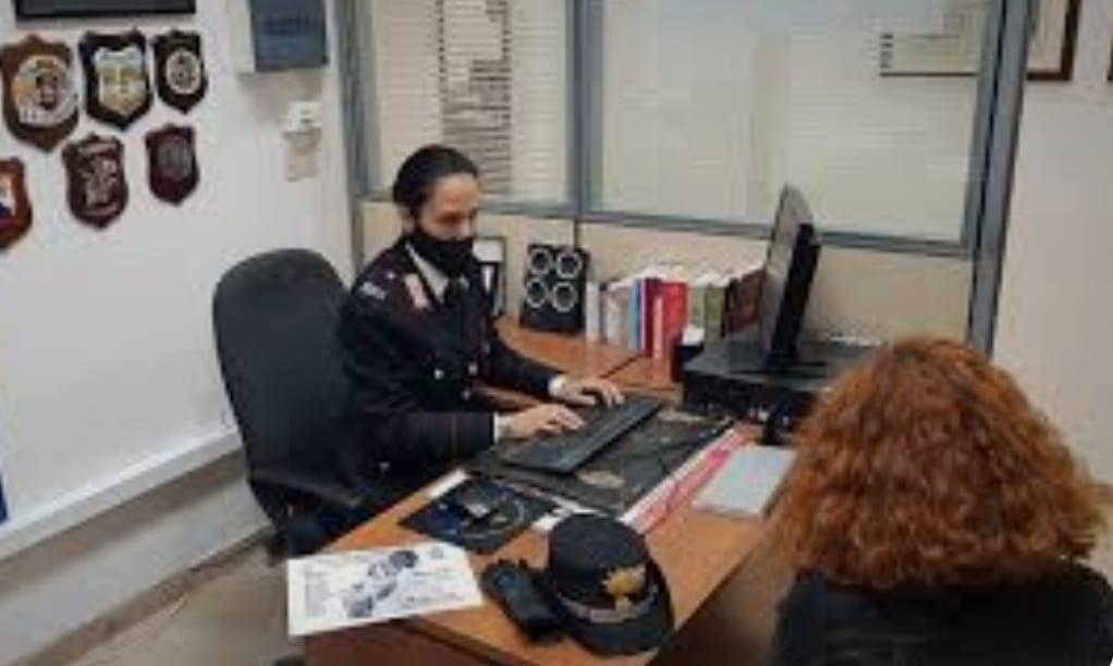 Spara in faccia alla compagna con un fucile a piombini: arrestato