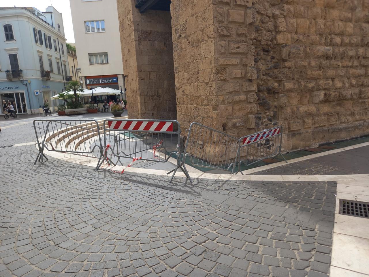 Panchine rotte, transenne attorno alla torre e tutti i danni della piazza che nessuno ripara