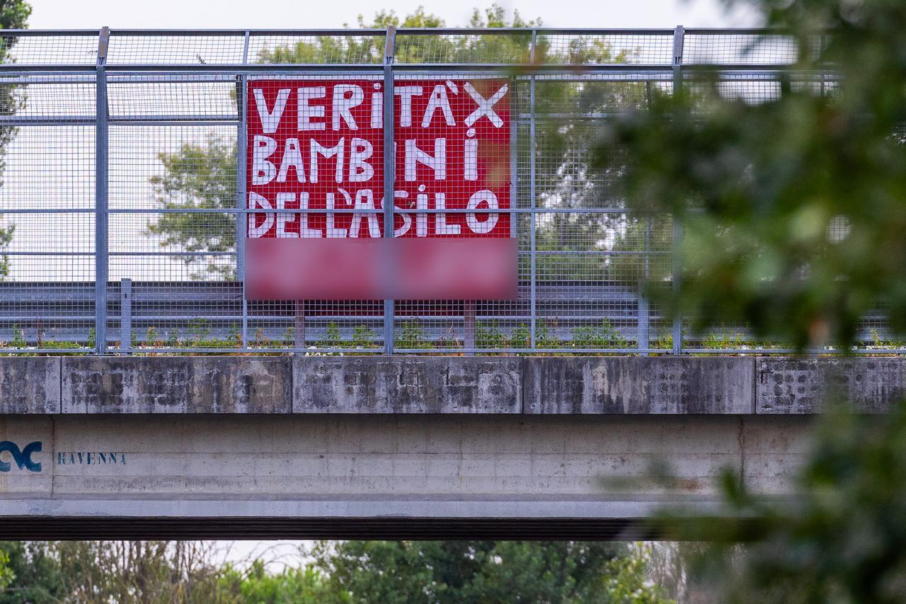 Abusi all’asilo, la scuola risponde: «Maestre qualificate e alunni controllati»