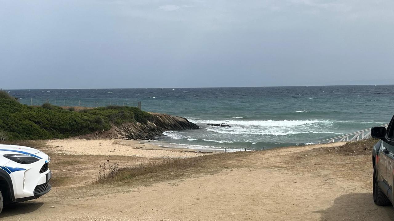 Tragedia in mare: donna muore sotto gli occhi del marito mentre fa il bagno