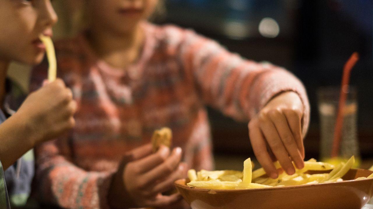 Milano Marittima, ristorante “vietato” ai bambini sotto i 10 anni: la rabbia del padre e replica del locale