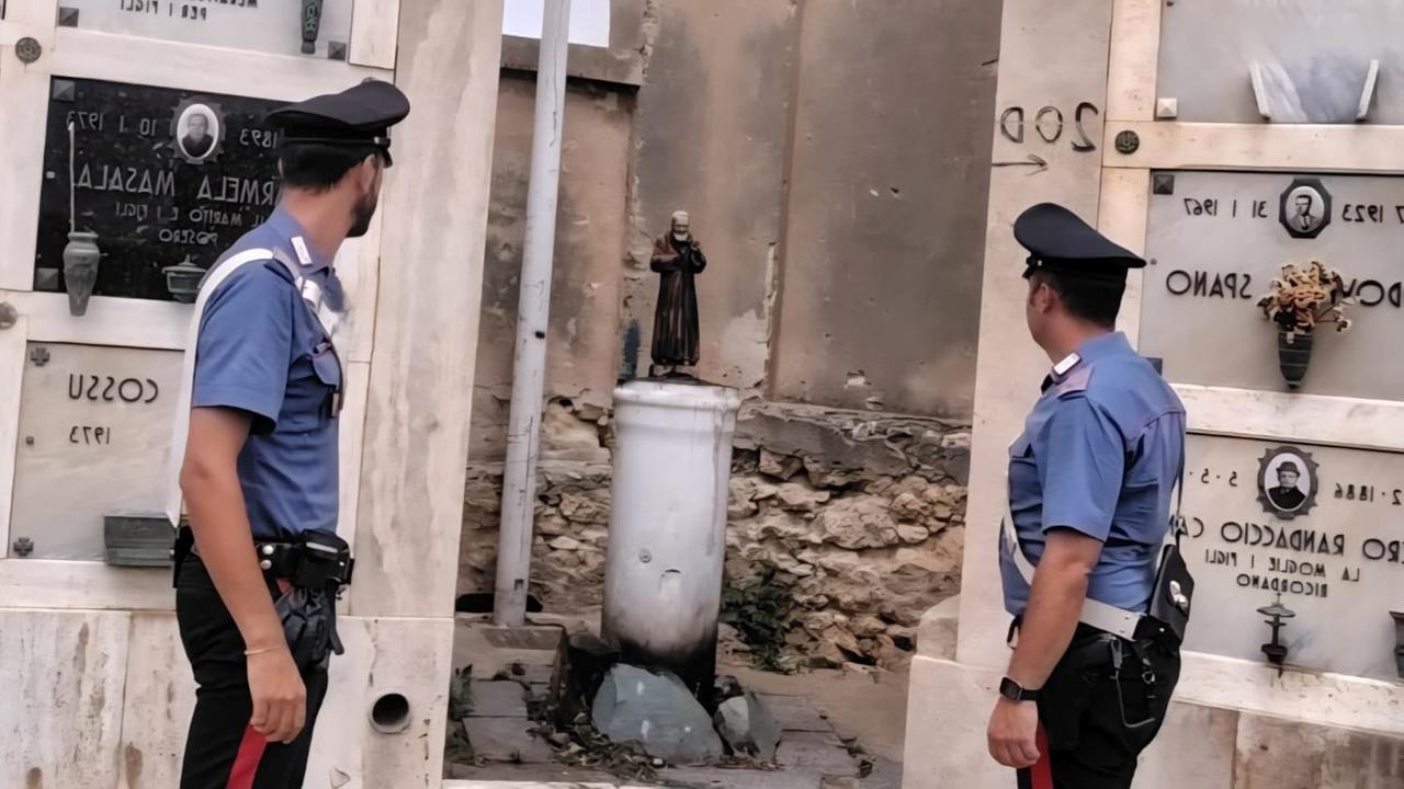 Vandali danno fuoco alla statua di Padre Pio nel cimitero
