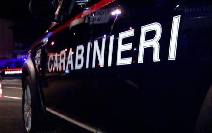 Rumori sospetti in chiesa, scoperto mentre forza la cassetta delle elemosine con un piede di porco
