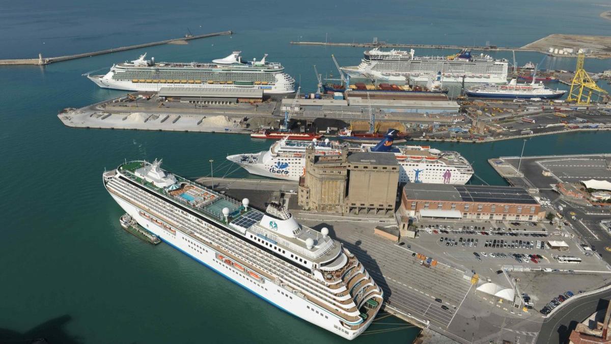 Navi da crociera al porto di Livorno in una foto di archivio