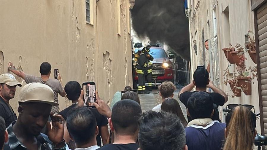Paura ad Alghero, fiamme ed esplosioni nel cuore della città murata